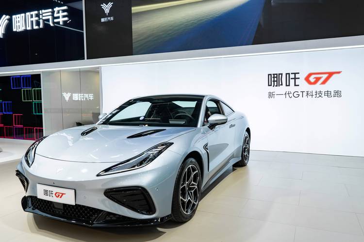 重庆237哪吒汽车在智能汽车领域的表现，领途汽车在新能源汽车市场中的影响力